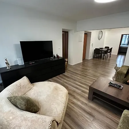 Spacious 3-Bedroom Apartment In The Historic Old Town With Free Parking *