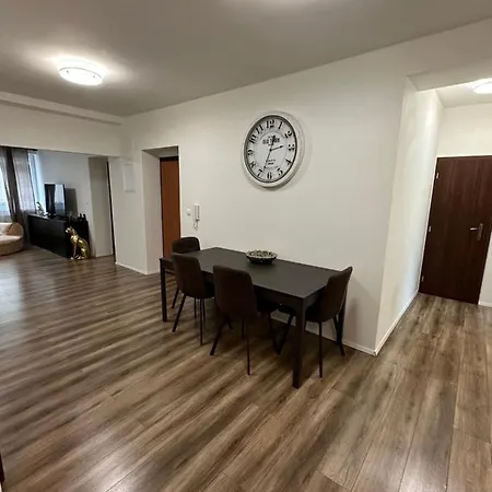 Spacious 3-Bedroom Apartment In The Historic Old Town With Free Parking Apartamento *